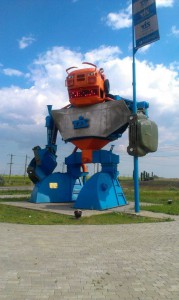 Большой человекоподобный робот на въезде в порт Южный
